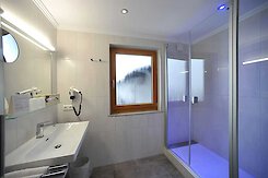 Bad mit großer Dusche Bad mit großer Dusche im Hotel Hubertus Bayerischer Wald